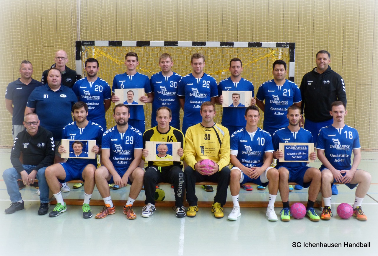 H.v.L.: Trainer Robert Mayer, Abteilungsleiter Daniel Tietze, Co-Trainer Harald Jekel, Max Hornung, Nils Ahrens, (Alexander Lindner), Manfred Grimm, Tobias Pröüstle, Tobias Hornung, (Nick Unger), Selahattin Yapicioglu , Istvan Walczer. V.v.L.: Betreuer Mario Marko, Patrick Müller, (Robert Schössler), Felix Hornung, Manuel Laumer, (Gerhard Thiel), Peter Brucker, Max Schubert, Marco Dolze, Florian Englet.